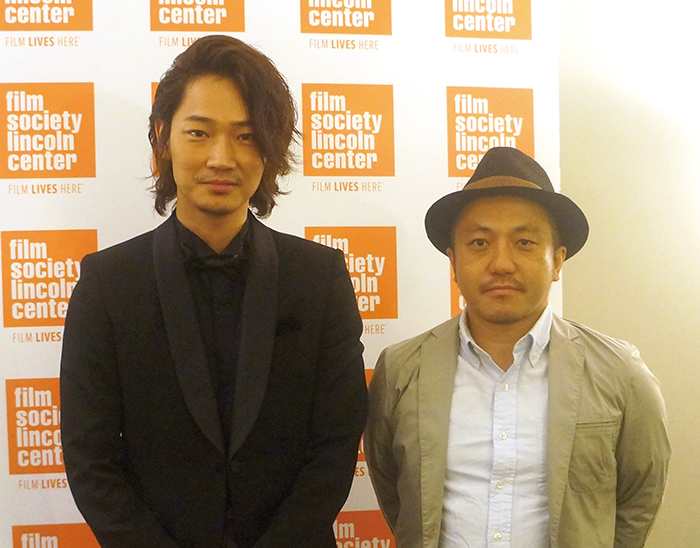 綾野剛さん(左)と白石和彌監督