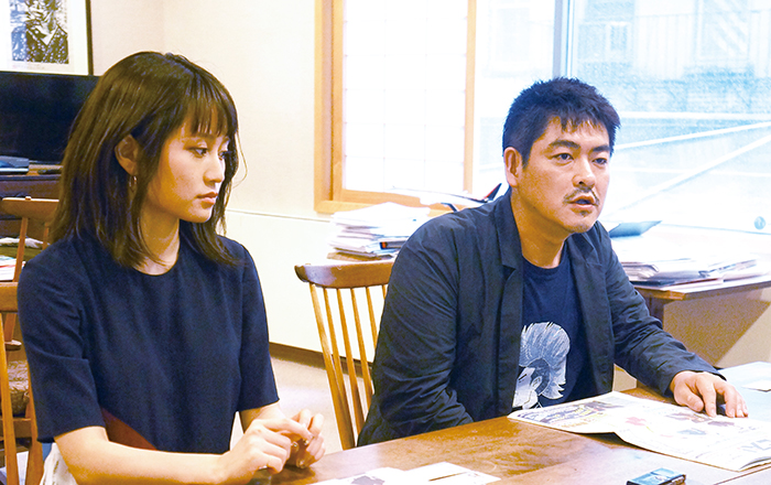前田敦子さん(左)と沖田修一監督